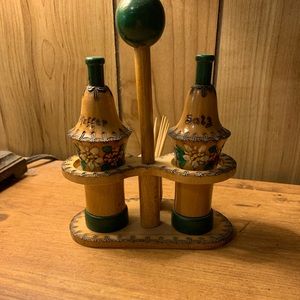 Vintage S& P shakers w/toothpick holder.